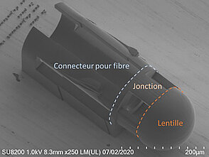 Lentille de collimation et son connecteur prêt à recevoir une fibre optique. 